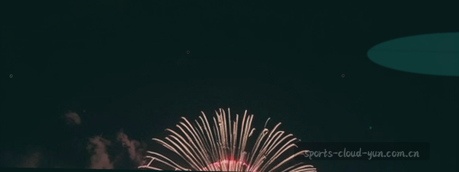 长时间曝光下的看台灯光轨迹，荧光蓝色弧线扫过深墨绿背景